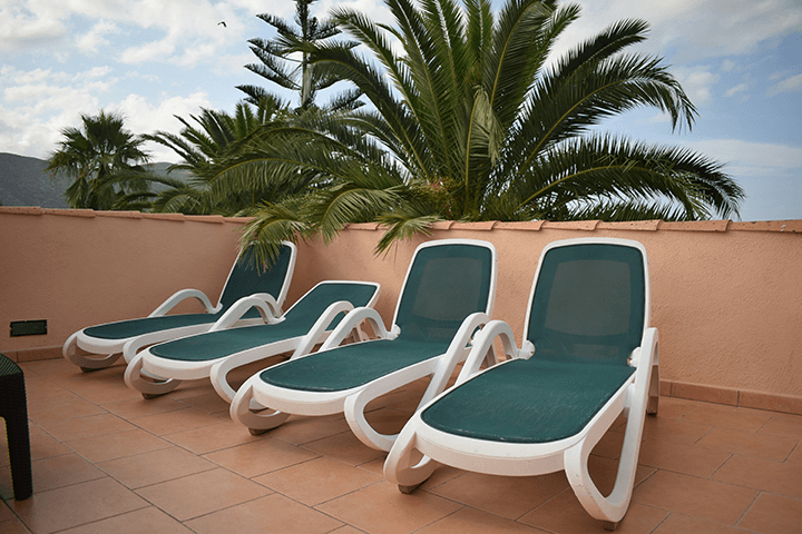 Quantity and Layout - Ultimate Guide to Choosing the Perfect Chaise Lounge for Your Hotel Poolside 